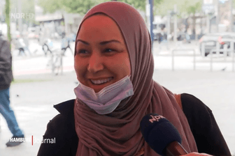 Eine Hamburgerin während einer Straßenumfrage im NDR: Die Frau kann ihre Freude über die terroristischen Massaker in Israel nicht verbergen.