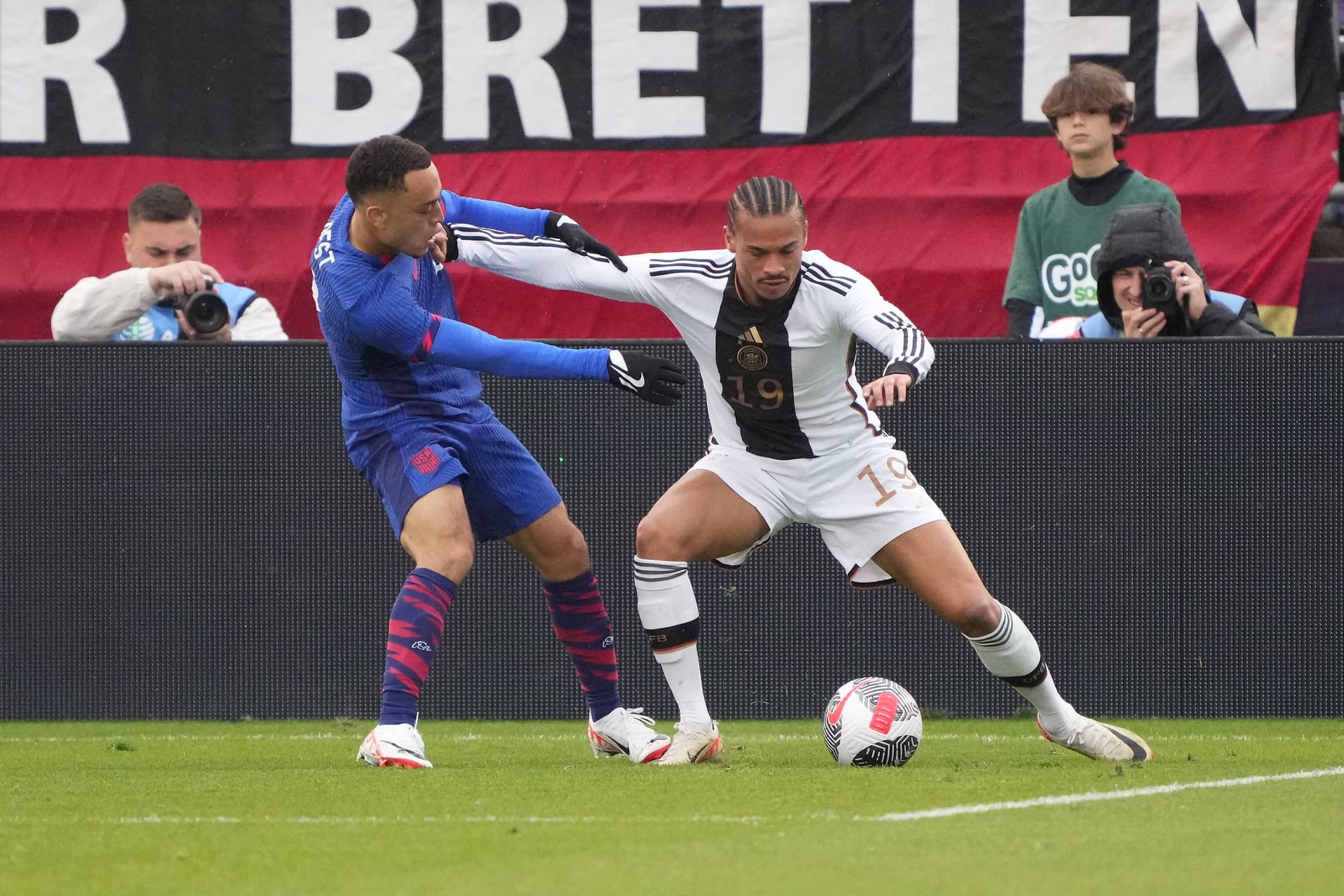 Leroy Sané: Wieder sehr dynamisch mit dem Ball, aber auch giftig dagegen. Dazu mit einer herausragenden Einzelaktion vor dem deutschen Ausgleichstreffer. Verlor aber viele Dribblings (Quote von 13 Prozent) und Zweikämpfe (Quote von 17 Prozent). Note 3