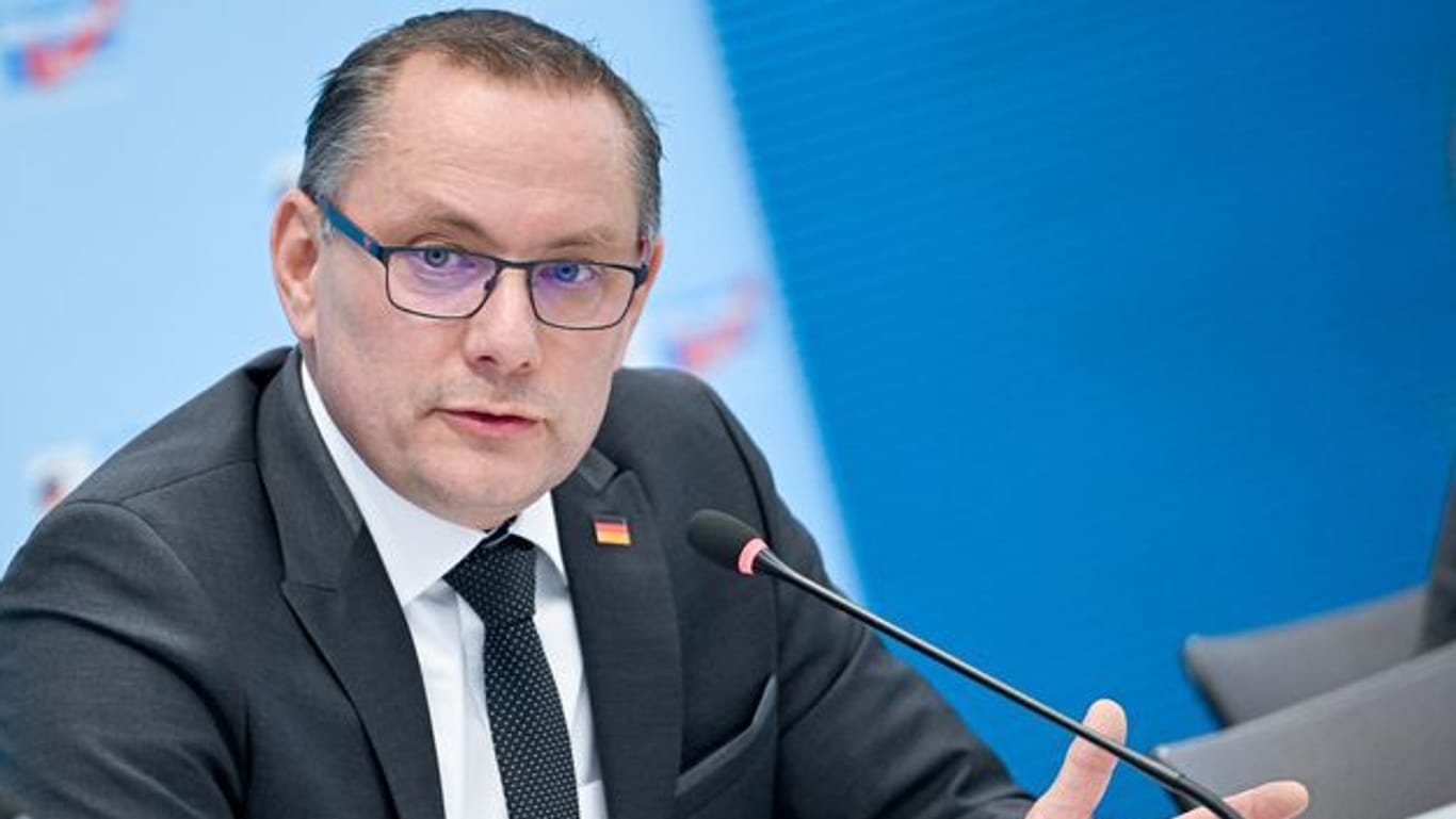AfD-Chef Tino Chrupalla: Der Bundessprecher der rechtspopulistischen Partei äußert sich bei einer Pressekonferenz zu dem Vorfall in Ingolstadt.