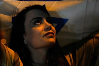 Sie hat es geschafft: Mit einer Fahne in den Händen kommt eine Brasilianerin in ihrem Heimatland an und weint, nachdem sie von der brasilianischen Luftwaffe aus dem Kriegsgebiet geflogen wurde.