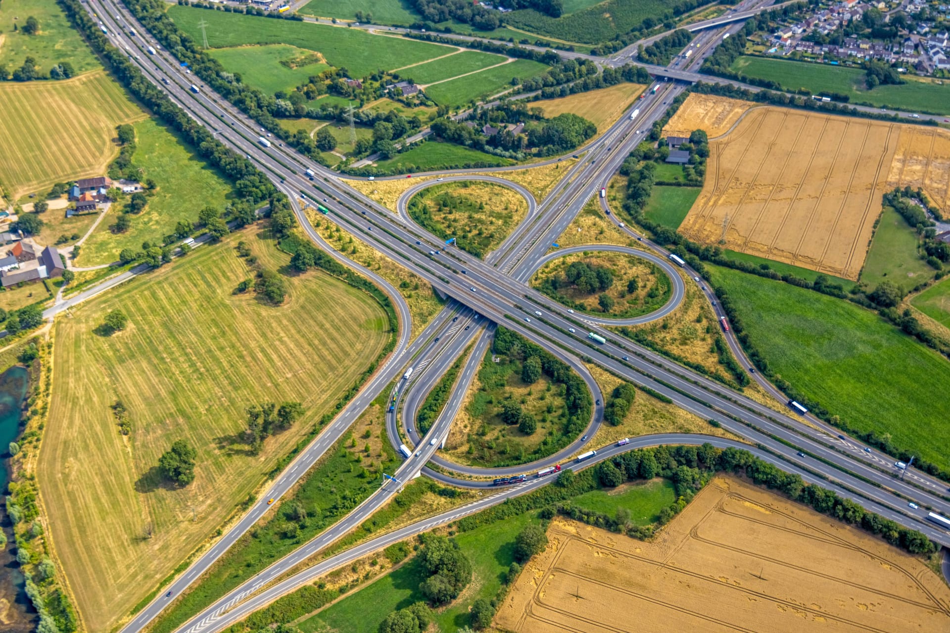 Luftbild des Autobahnkreuzes Kamp-Lintfort (Archivbild): Die A57 wird ab Freitagabend über das Wochenende voll gesperrt.