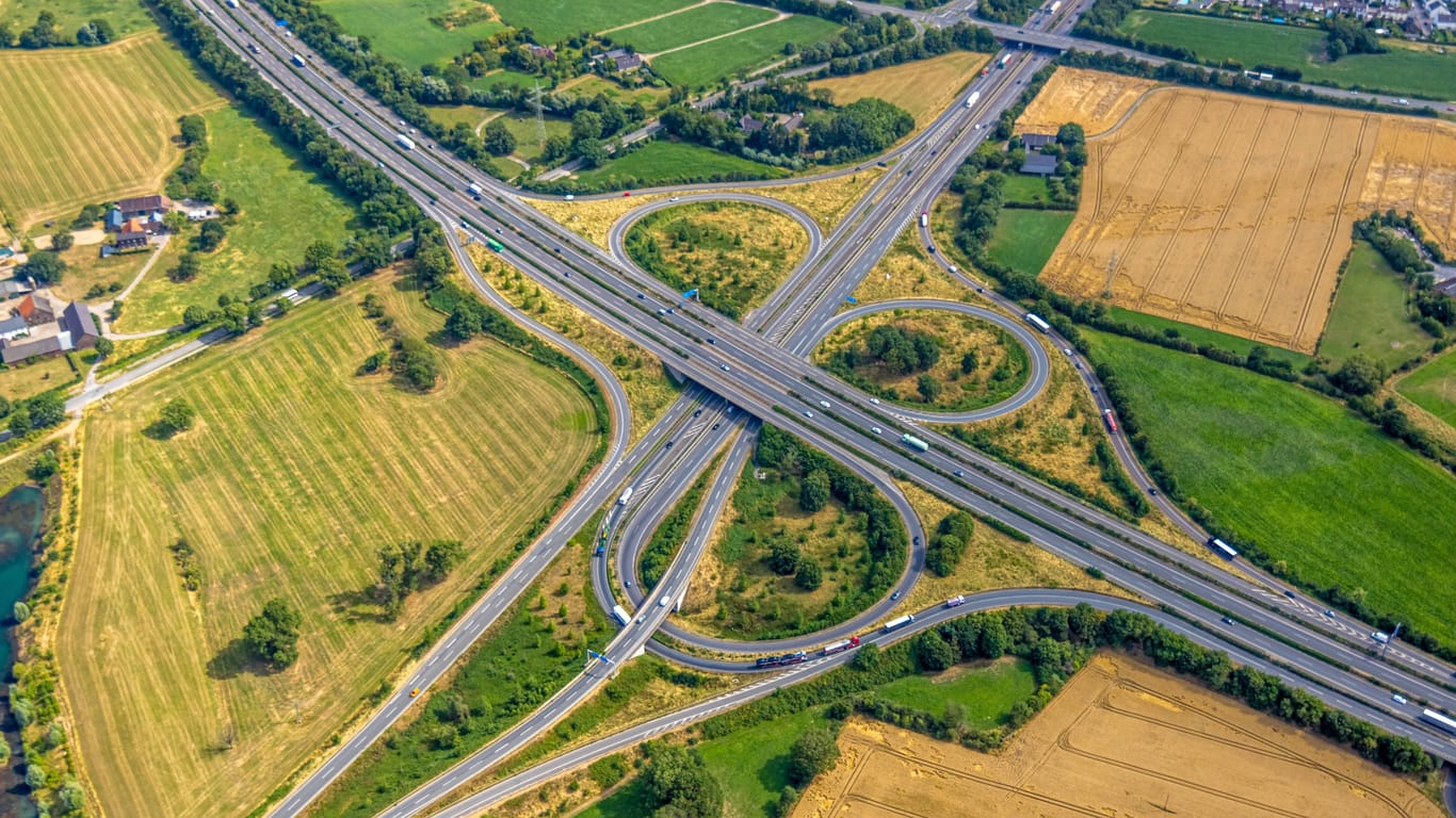 Luftbild des Autobahnkreuzes Kamp-Lintfort (Archivbild): Die A57 wird ab Freitagabend über das Wochenende voll gesperrt.