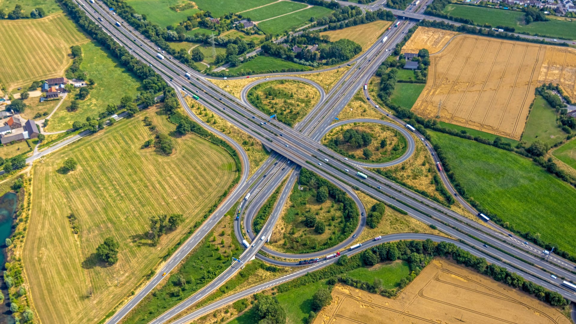 Luftbild des Autobahnkreuzes Kamp-Lintfort (Archivbild): Die A57 wird ab Freitagabend über das Wochenende voll gesperrt.