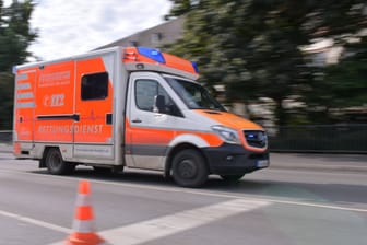 Rettungswagen im Einsatz (Symbolfoto): Noch ist unklar, wer der schwer verletzte Radler überhaupt ist.