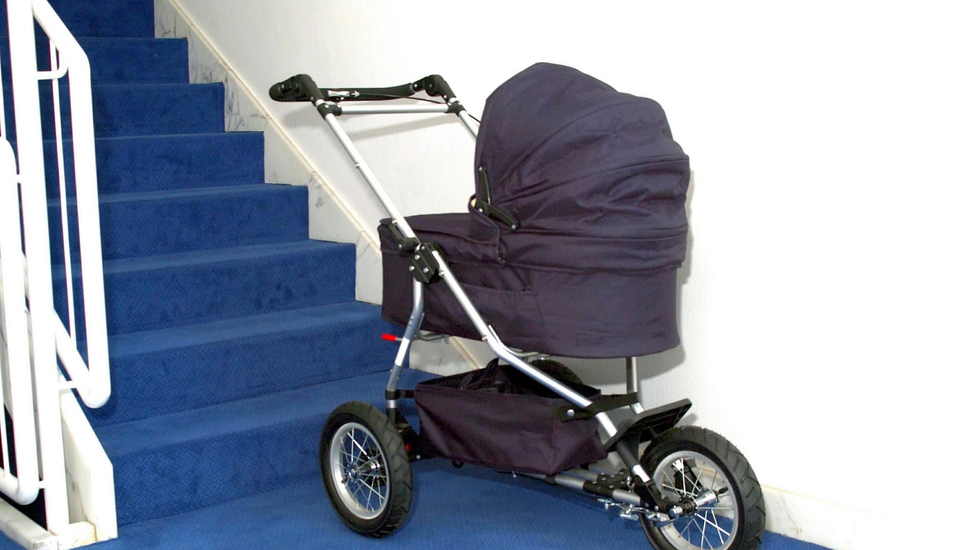 Ein Kinderwagen im Hausflur (Symbolbild): Die Kriminalpolizei hat die Ermittlungen wegen schwerer Brandstiftung aufgenommen. Ein Kinderwagen im Hausflur (Symbolbild): Die Kriminalpolizei hat die Ermittlungen wegen schwerer Brandstiftung aufgenommen.