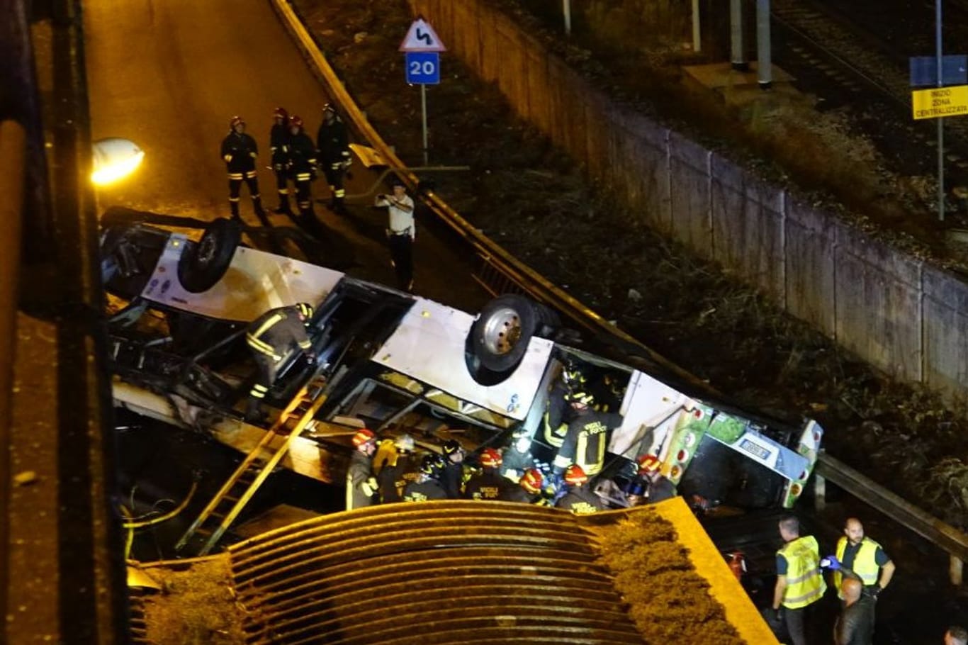 Rettungskräfte an der Unfallstelle: In Venedig ist ein Bus von einer Brücke gestürzt. Viele Menschen kamen ums Leben.