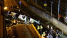 Rettungskräfte an der Unfallstelle: In Venedig im Festlandstadtteil Mestre hat am Dienstagabend ein Bus die Brüstung einer Hochstraße durchbrochen und ist von einer Brücke gestürzt.