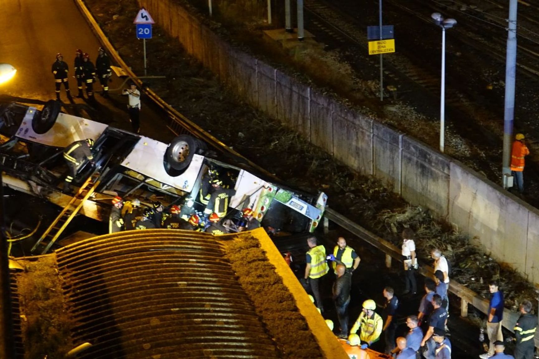 Rettungskräfte an der Unfallstelle: In Venedig ist ein Bus von einer Brücke gestürzt. Viele Menschen kamen ums Leben.