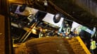 Rettungskräfte an der Unfallstelle: In Venedig im Festlandstadtteil Mestre hat am Dienstagabend ein Bus die Brüstung einer Hochstraße durchbrochen und ist von einer Brücke gestürzt.