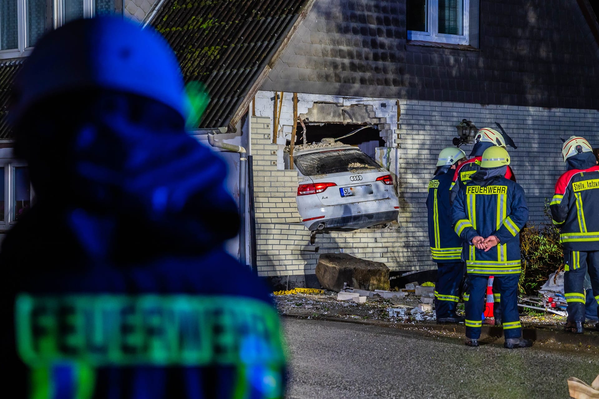 Unfall Audi in Wohnhaus