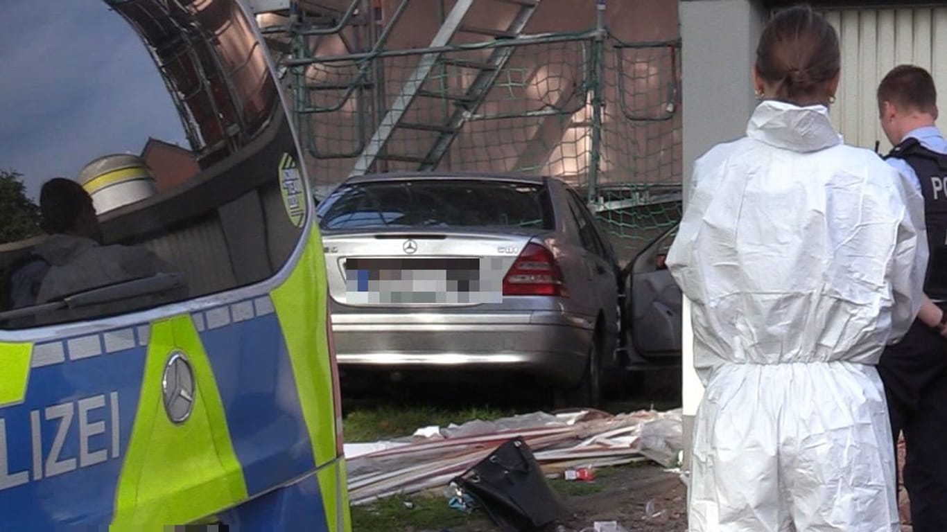 Duisburg: Ein Mann fuhr gezielt in eine 19-jährige Mutter und ihr Baby. Duisburg: Ein Mann fuhr gezielt in eine 19-jährige Mutter und ihr Baby.