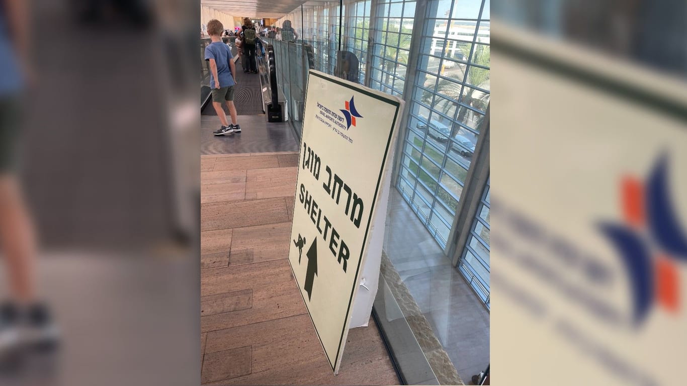 Hinweise am Flughafen in Tel Aviv: Hier geht es zum Schutzbunker.