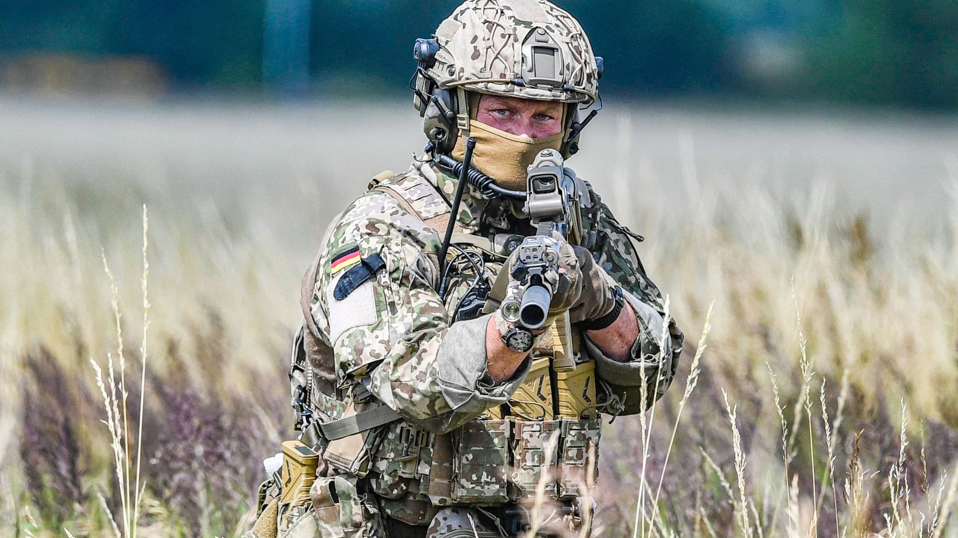 Soldat des KSK bei einer Übung zu Geiselbefreiung (Archivbild): Deutschland hat zuletzt Truppen des Kommandos Spezialkräfte (KSK) in den Nahen Osten verlegt.