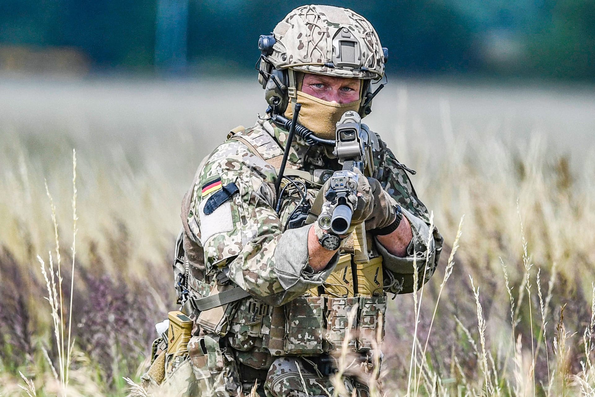 Soldat des KSK bei einer Übung zu Geiselbefreiung (Archivbild): Deutschland hat zuletzt Truppen des Kommandos Spezialkräfte (KSK) in den Nahen Osten verlegt.