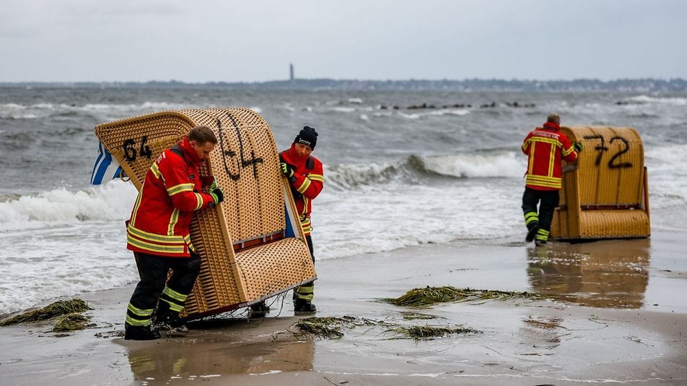 Feuerwehrleute im Einsatz: Etwa 100 Strandkörbe sind in Kiel in die Fluten geraten.