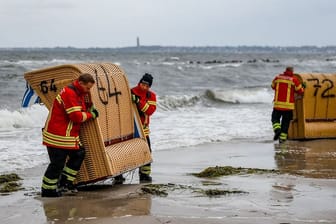 Feuerwehrleute im Einsatz: Etwa 100 Strandkörbe sind in Kiel in die Fluten geraten.