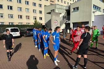Die Spieler von Makkabi Berlin mit Trauerflor vor der Partie gegen Stralau