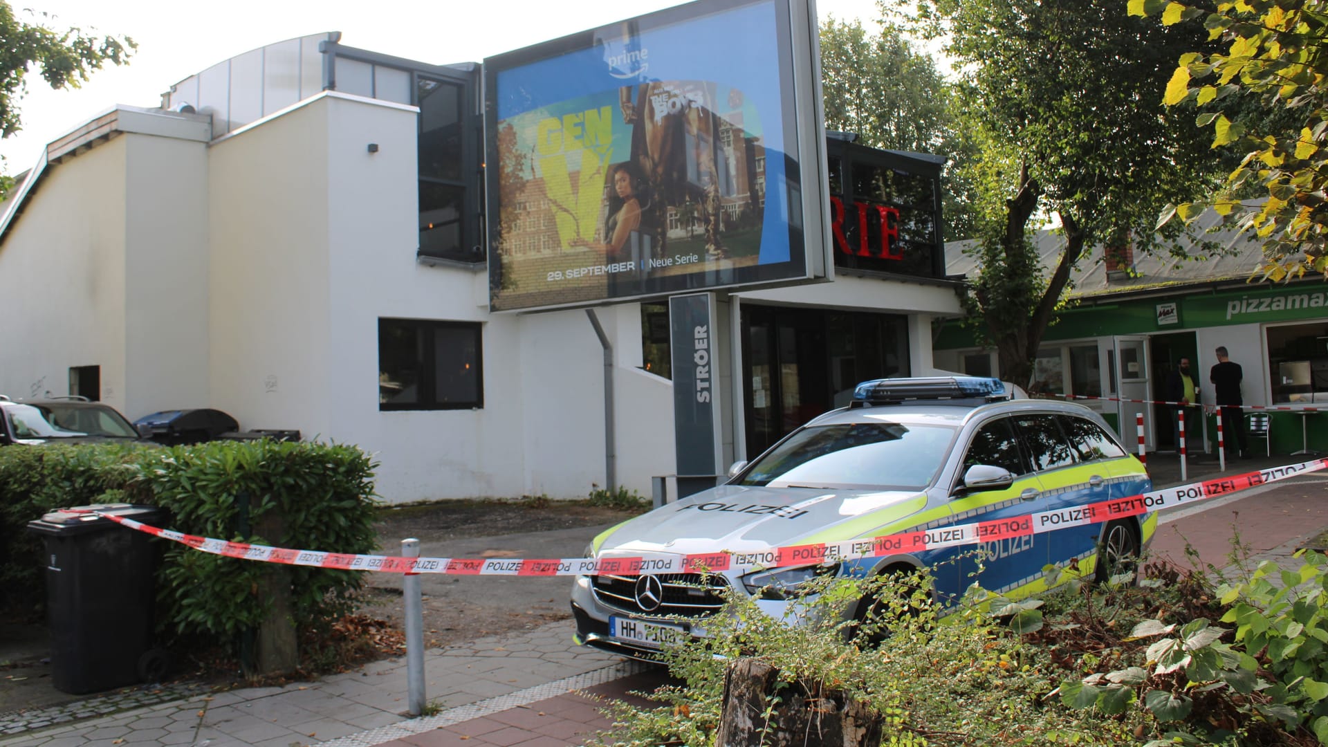 Flatterband am Tatort: Auch am Morgen nach der Bluttat von Sasel sind Ermittler vor Ort. Flatterband am Tatort: Auch am Morgen nach der Bluttat von Sasel sind Ermittler vor Ort.