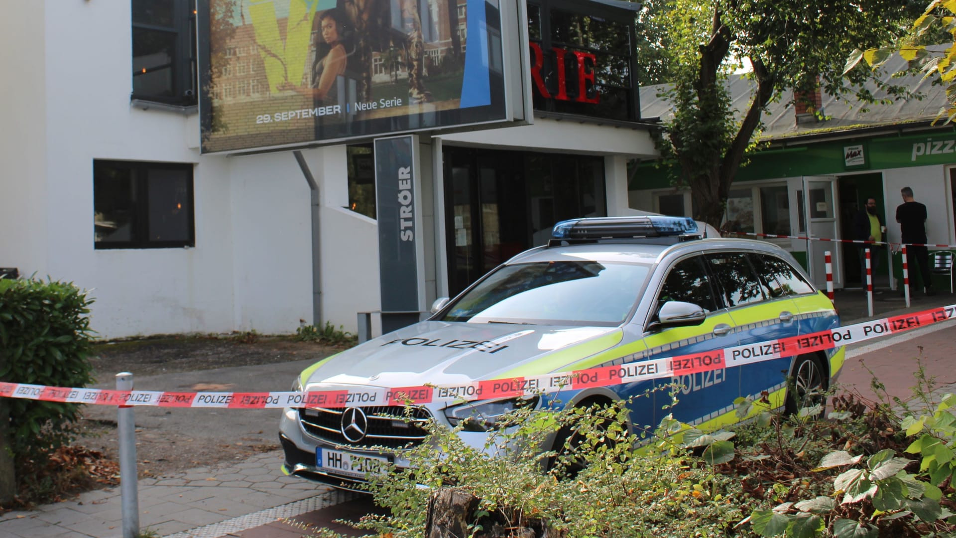 Flatterband am Tatort: Auch am Morgen nach der Bluttat von Sasel sind Ermittler vor Ort.