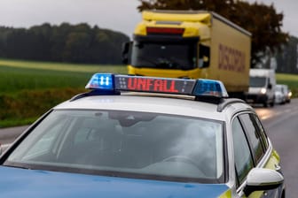 Die Polizei sperrt nach einem Unfall eine Landstraße (Symbolbild): Bei einem schweren Unfall im Heidekreis kam ein siebenjähriges Kind zu Tode.