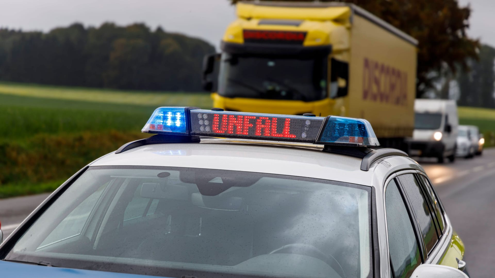 Die Polizei sperrt nach einem Unfall eine Landstraße (Symbolbild): Bei einem schweren Unfall im Heidekreis kam ein siebenjähriges Kind zu Tode.