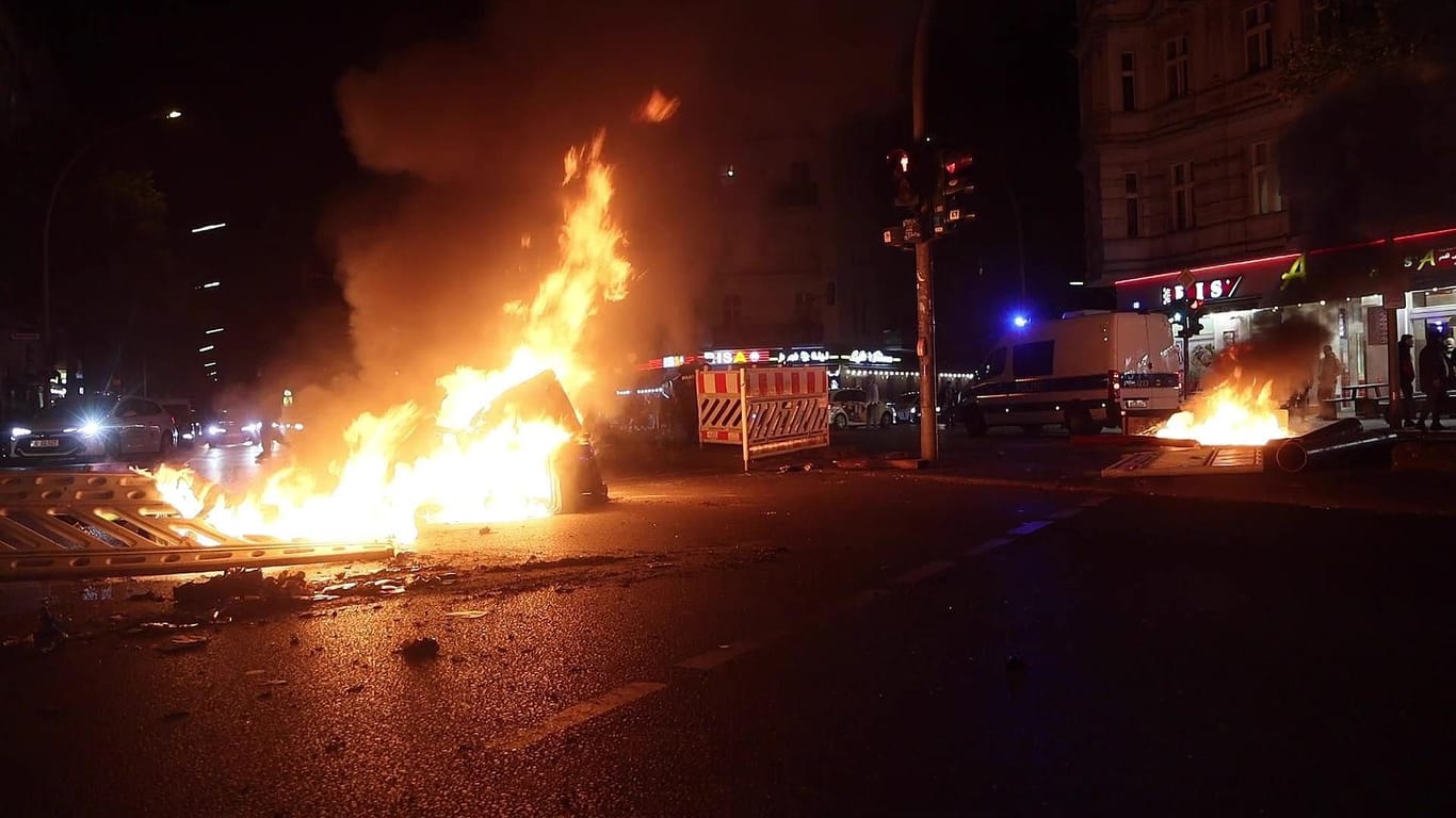 Brennende Barrikaden in Neukölln: Die Feuerwehr löschte mehrere Brände.