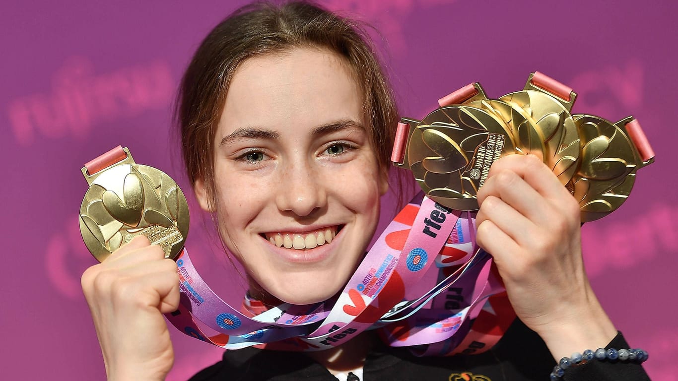 Darja Varfolomeev mit ihren fünf Goldmedaillen: Die 16-Jährige wurde für ihre Leistungen geehrt.