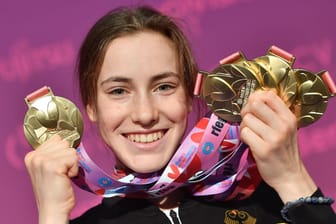 Darja Varfolomeev mit ihren fünf Goldmedaillen: Die 16-Jährige wurde für ihre Leistungen geehrt.