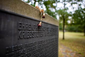 Gedenktafel auf dem Ehrenfriedhof nahe Stalag 326 (Archivbild): Die NS-Gedenkstätte ist "bis auf Weiteres" geschlossen.