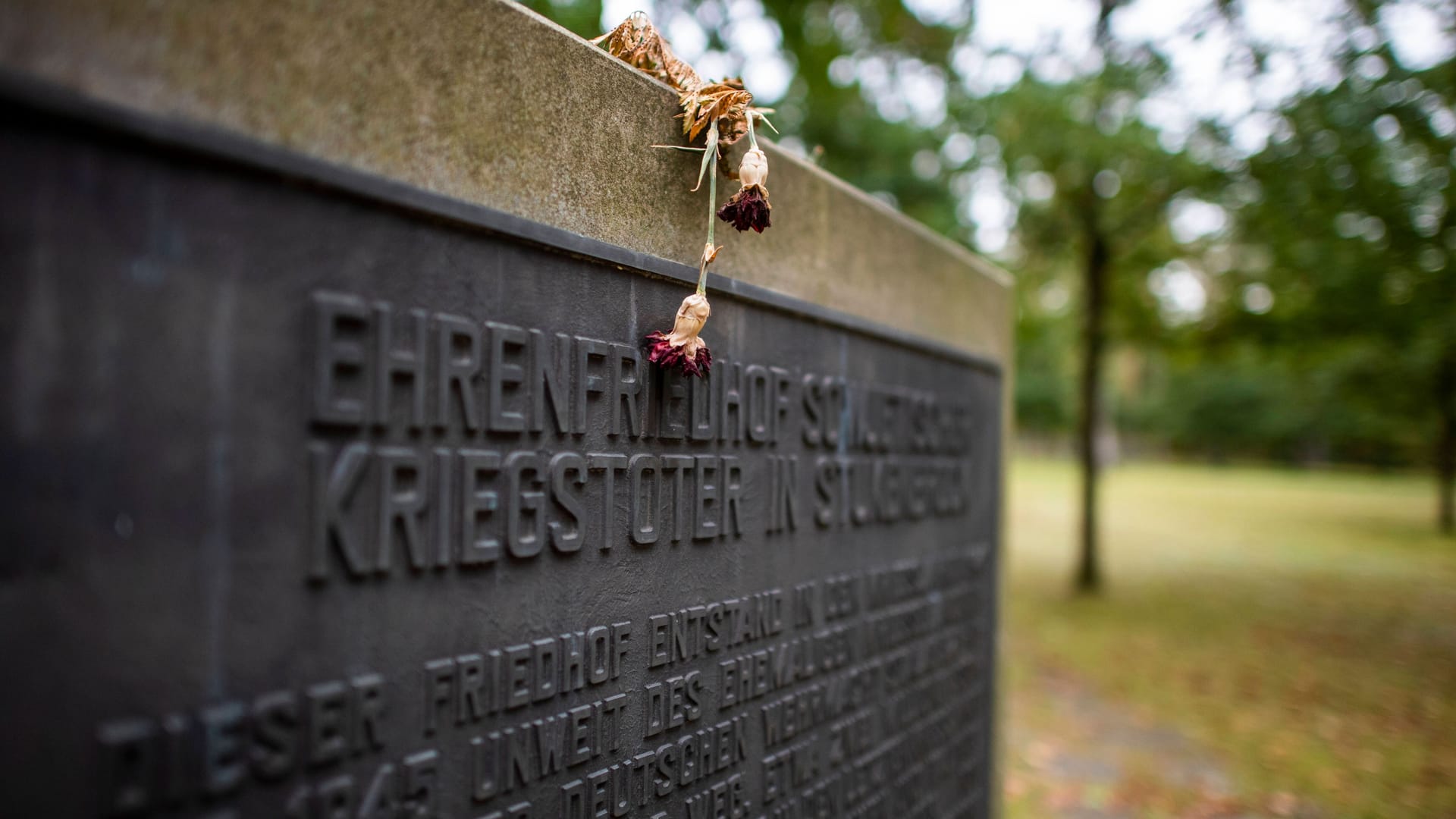 Gedenktafel auf dem Ehrenfriedhof nahe Stalag 326 (Archivbild): Die NS-Gedenkstätte ist "bis auf Weiteres" geschlossen.