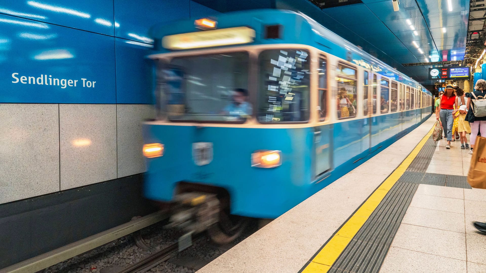 Eine U-Bahn fährt am Sendlinger Tor ein (Symbolbild).