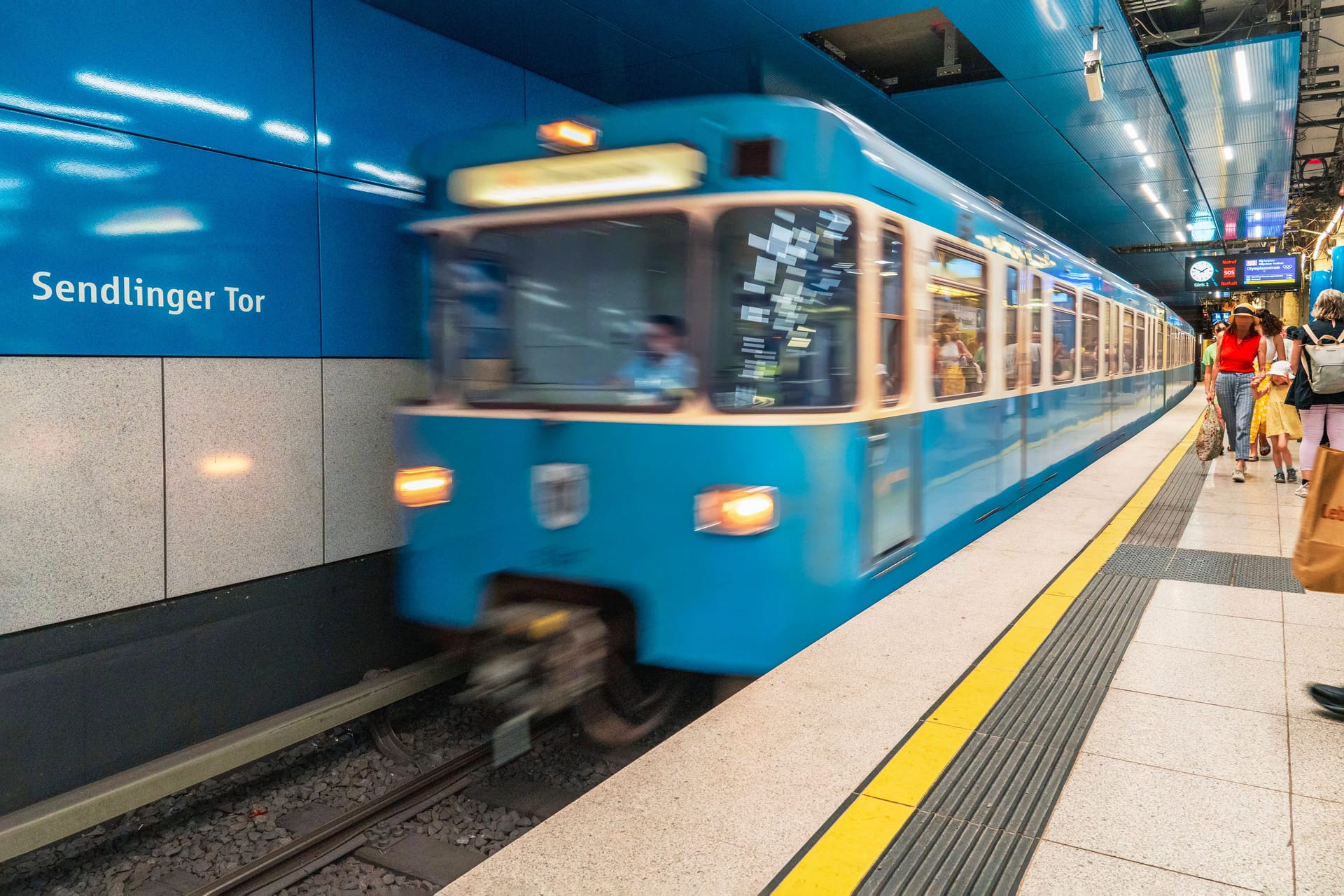 Eine U-Bahn fährt am Sendlinger Tor ein (Symbolbild).