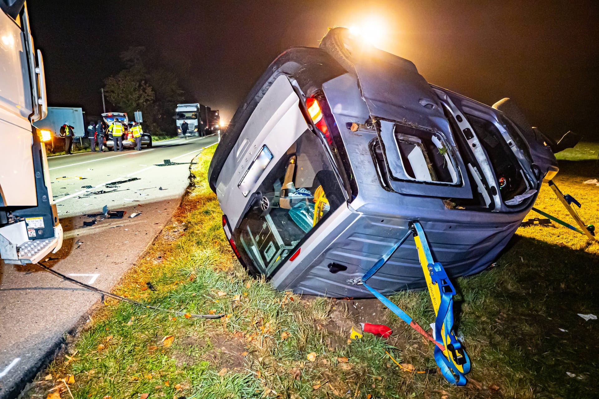 Der auf die Wiese geschleuderte Caddy: Die Feuerwehr musste drei Menschen aus dem Wrack befreien.