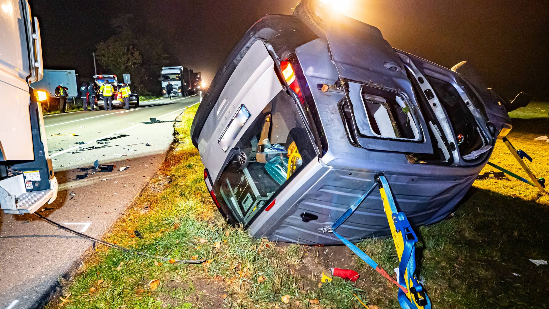 Der auf die Wiese geschleuderte Caddy: Die Feuerwehr musste drei Menschen aus dem Wrack befreien.