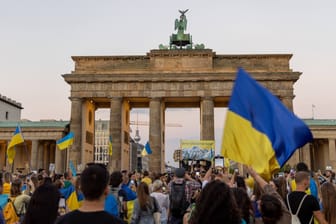 Pro ukrainische Demonstration vor dem Brandenburger Tor in Berlin (Archivbild): Seit Kriegsbeginn sind über 1,1 Millionen Menschen aus der Ukraine nach Deutschland geflohen.