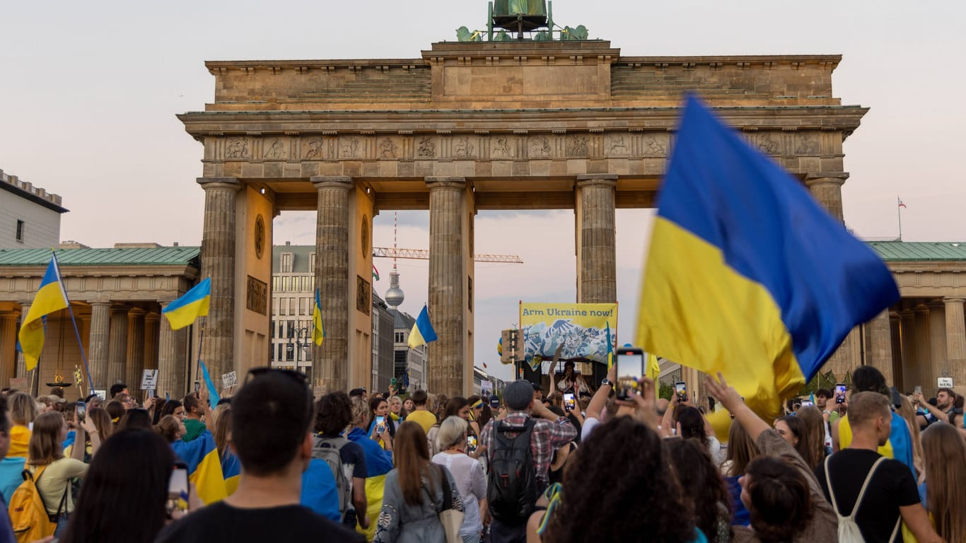 Pro ukrainische Demonstration vor dem Brandenburger Tor in Berlin (Archivbild): Seit Kriegsbeginn sind über 1,1 Millionen Menschen aus der Ukraine nach Deutschland geflohen.