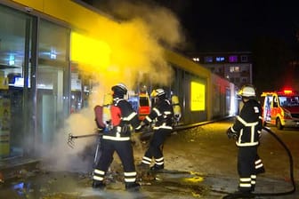 Feuerwehrleute löschen einen Brand in einer Netto-Filiale an Halloween.