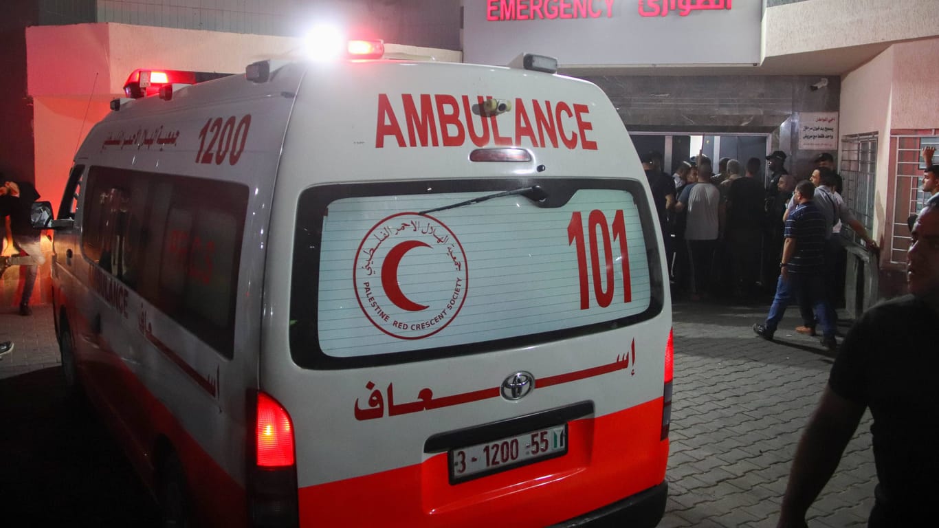 Rettungswagen vor der Notaufnahme des Al-Shifa-Krankenhauses
