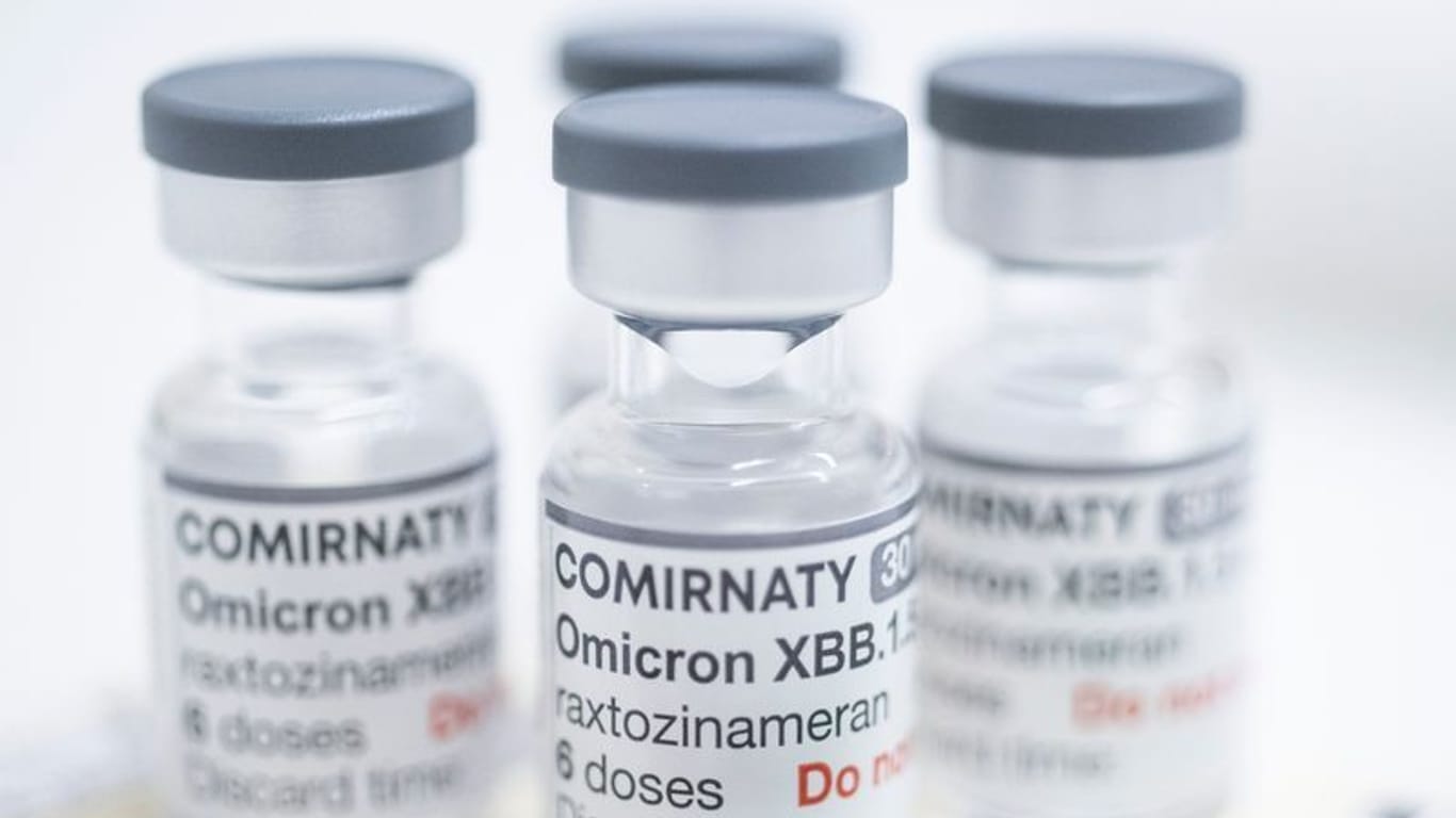 Gläschen mit dem neuen angepassten Corona-Impfstoffs (Archivbild): Nach dem Rückgang der Corona-Pandemie belastet die deutsche Pharmaindustrie.