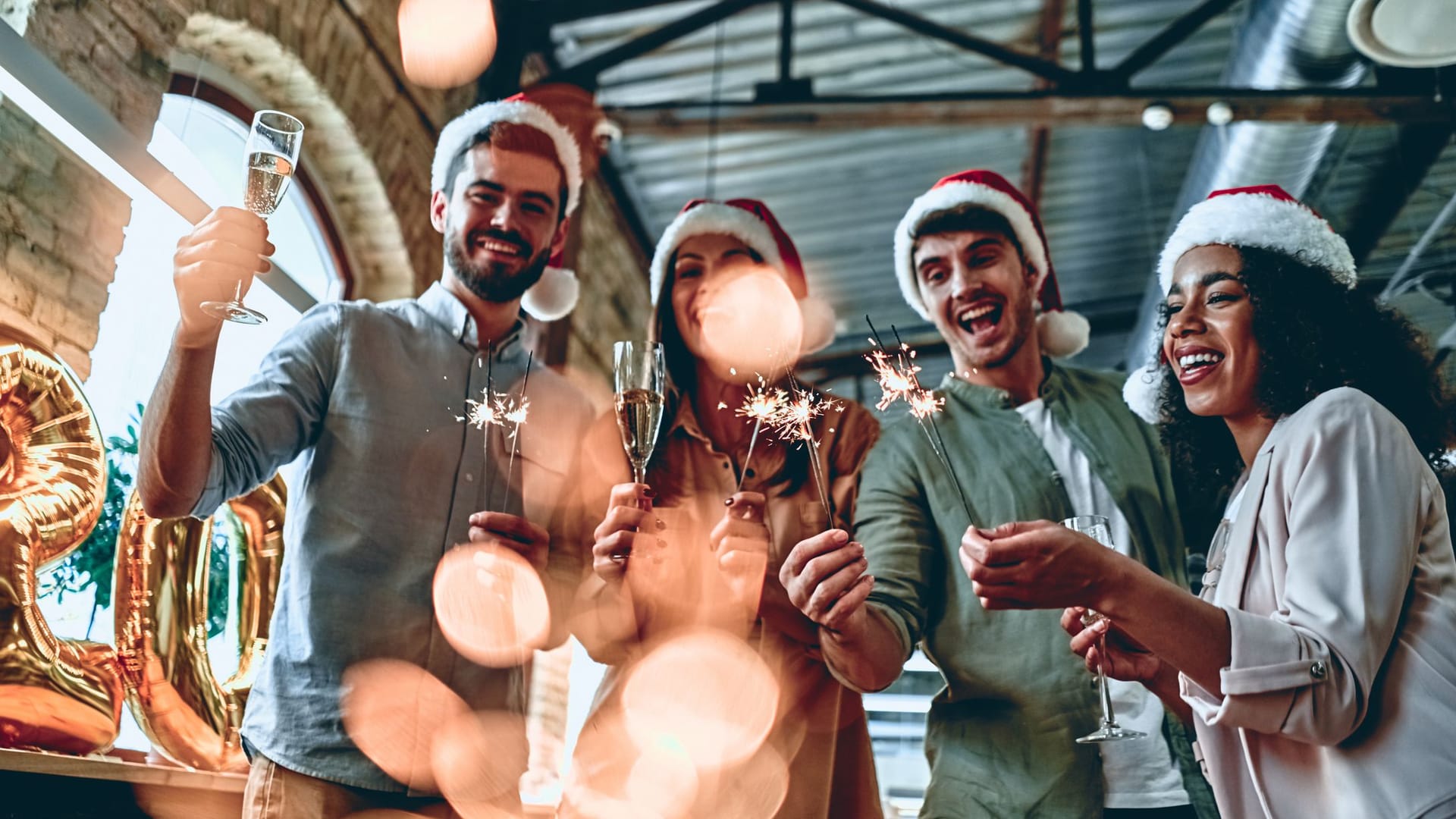 Mitarbeiter feiern ausgelassen Weihnachten im Office