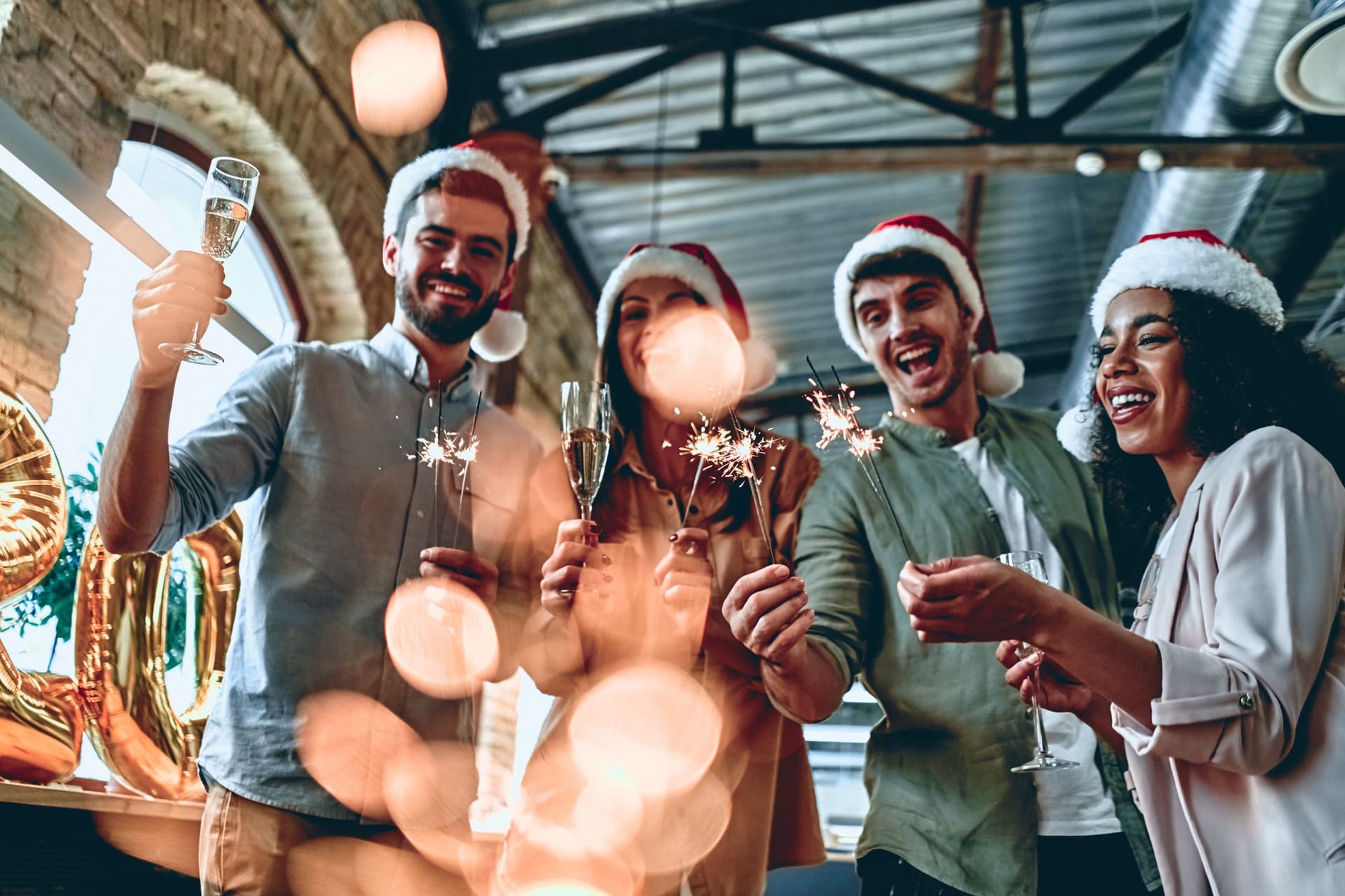 Mitarbeiter feiern ausgelassen Weihnachten im Office