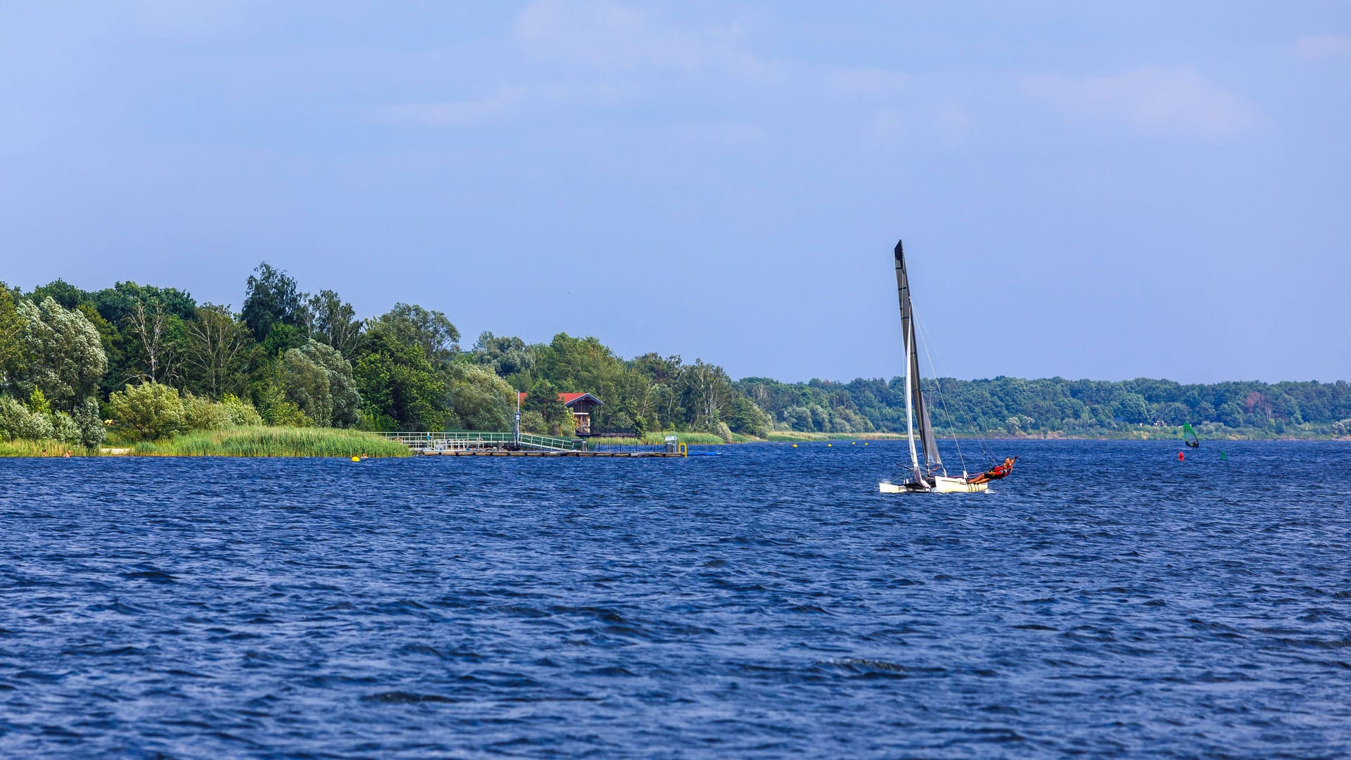 Der Senftenberger See (Archivbild): Am Tag der Deutschen Einheit wird es vielerorts heiß.