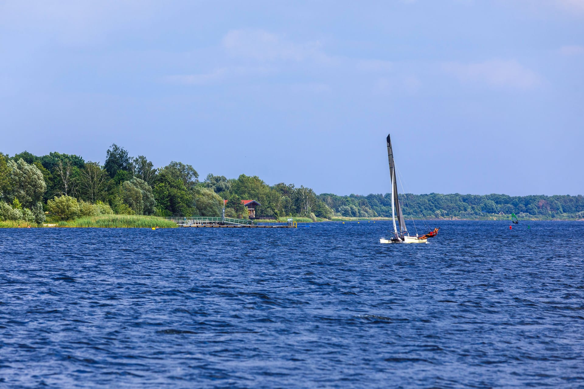 Der Senftenberger See (Archivbild): Am Tag der Deutschen Einheit wird es vielerorts heiß.