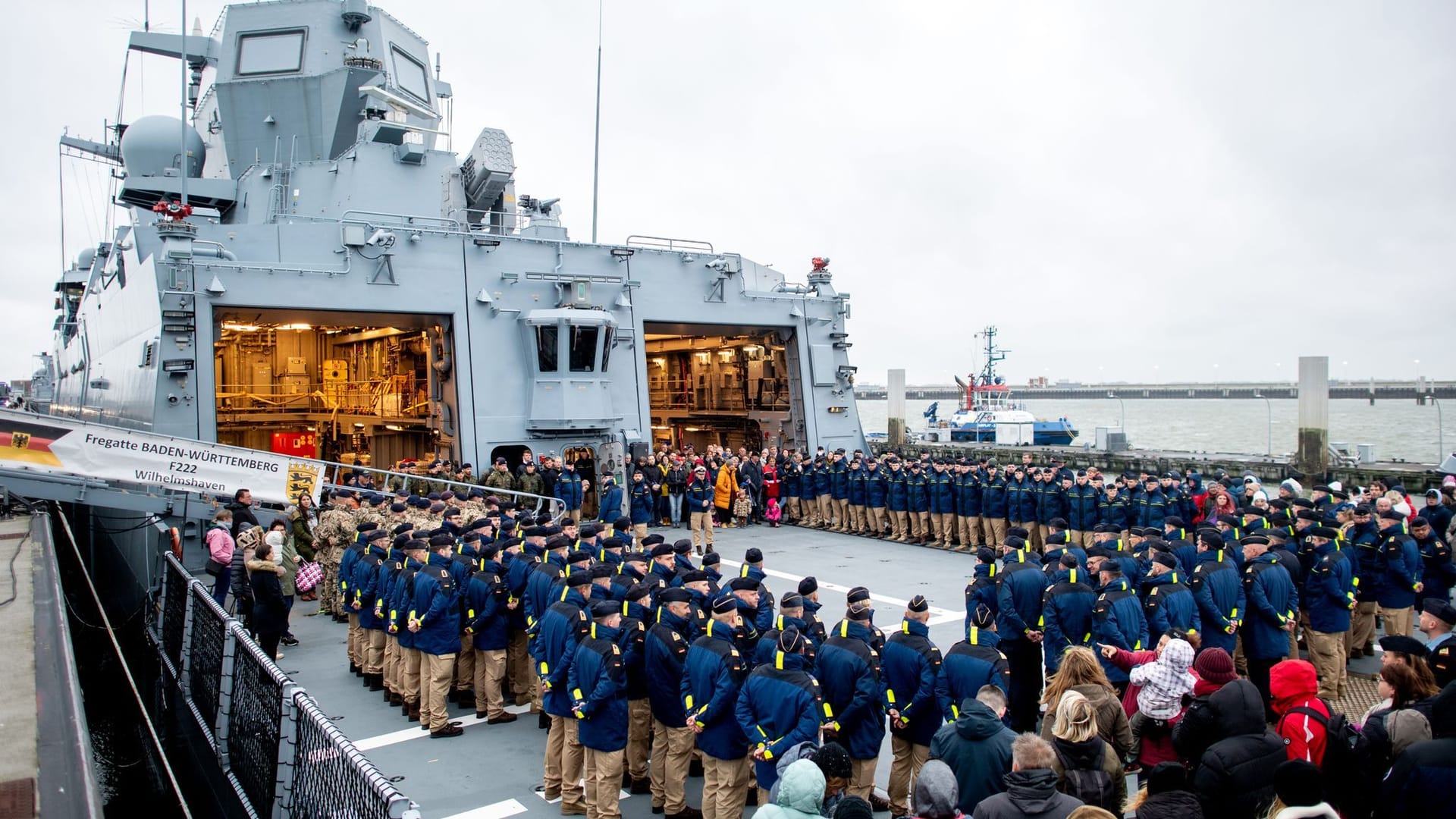 Zahlreiche Besatzungsmitglieder und Angehörige stehen am Freitag am Marinestützpunkt vor der Abfahrt der Fregatte "Baden-Württemberg" (F222) an Bord.
