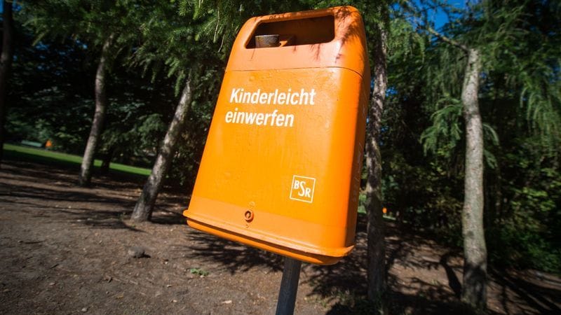 Ein Mülleimer der Berliner Stadtreinigung (BSR) mit der Aufschrift "Kinderleicht einwerfen" Ein Mülleimer der Berliner Stadtreinigung (BSR) mit der Aufschrift "Kinderleicht einwerfen"