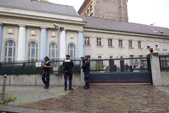 Verstärkter Schutz: Polizisten vor der Synagoge am Fraenkelufer in Berlin-Kreuzberg.