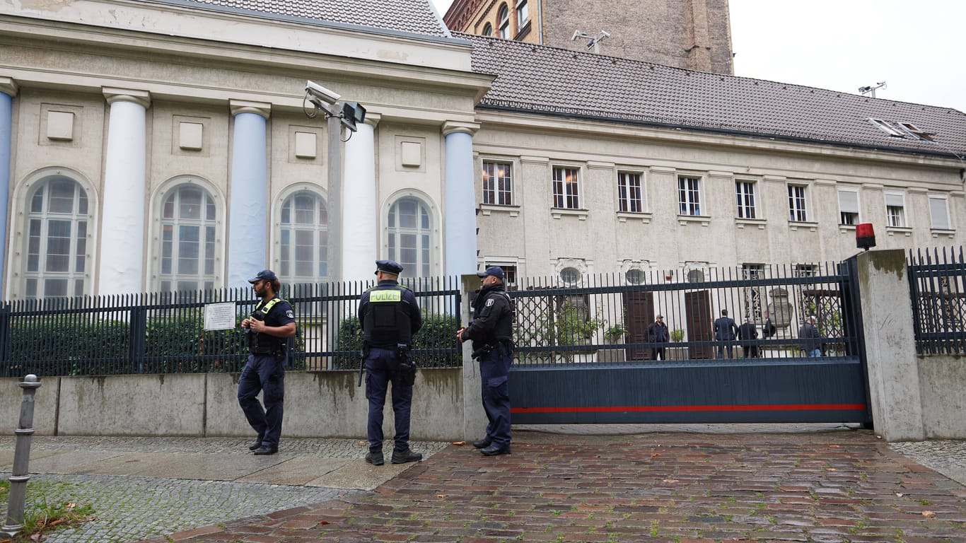 Verstärkter Schutz: Polizisten vor der Synagoge am Fraenkelufer in Berlin-Kreuzberg.