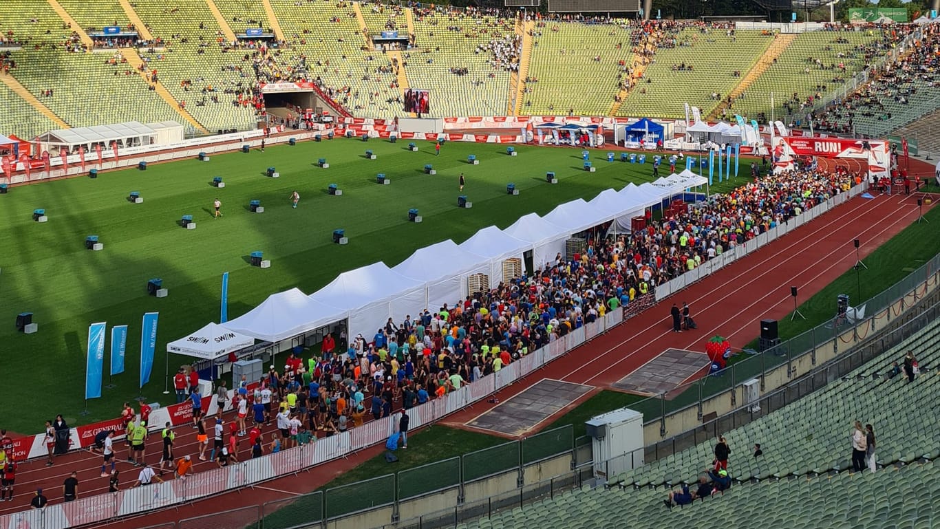 Kurz vor dem Start: Die Läufer der ersten Gruppe stellen sich im Olympiastadion auf.