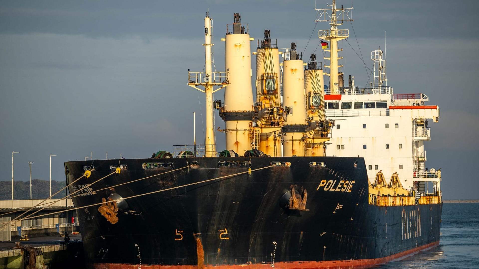 Cuxhaven: Das Frachtschiff "Polesie" liegt im Hafen. Es war am Dienstag mit dem Frachter "Verity" auf der Nordsee zusammengestoßen.