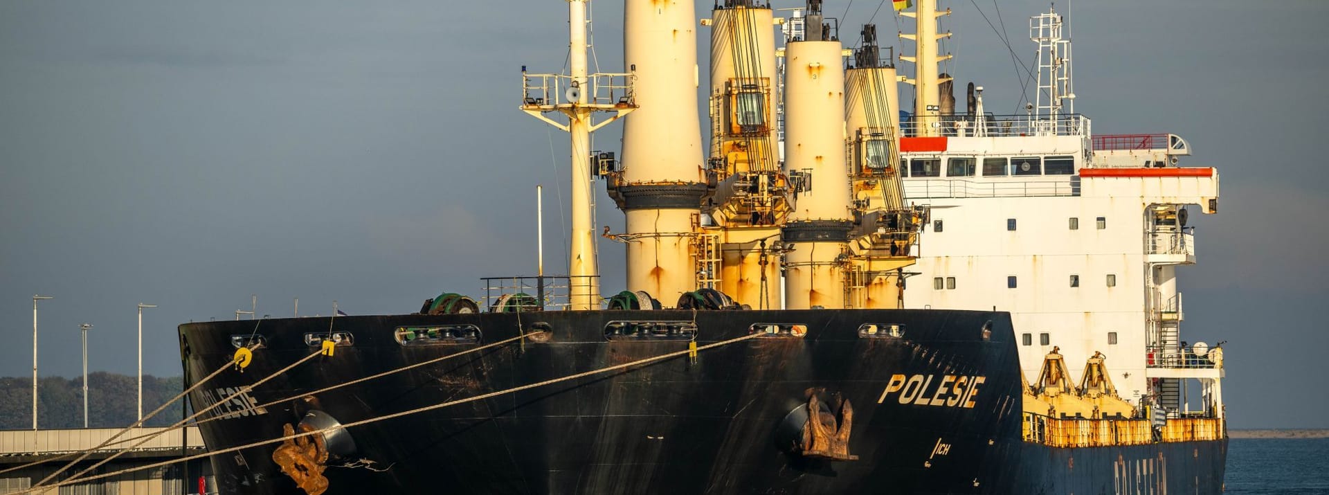 Cuxhaven: Das Frachtschiff "Polesie" liegt im Hafen. Es war am Dienstag mit dem Frachter "Verity" auf der Nordsee zusammengestoßen.